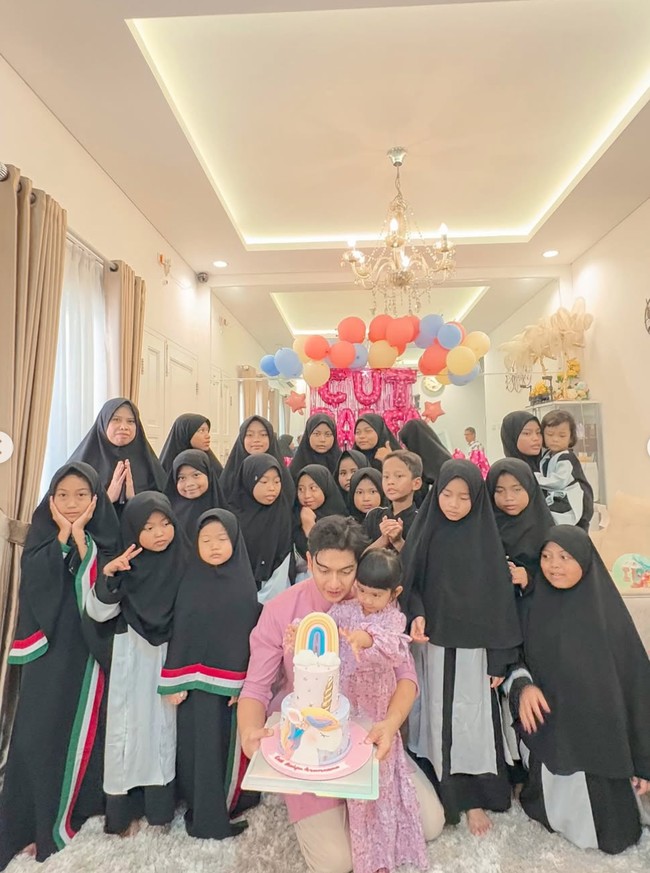 Tak hanya berdua, Teuku Ryan rupanya juga mengundang anak yatim untuk turut hadir dan merayakan ultah Moana bersama. Foto: Instagram/@teukuryantr/@riaricis1795