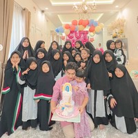 Tak hanya berdua, Teuku Ryan rupanya juga mengundang anak yatim untuk turut hadir dan merayakan ultah Moana bersama. Foto: Instagram/@teukuryantr/@riaricis1795