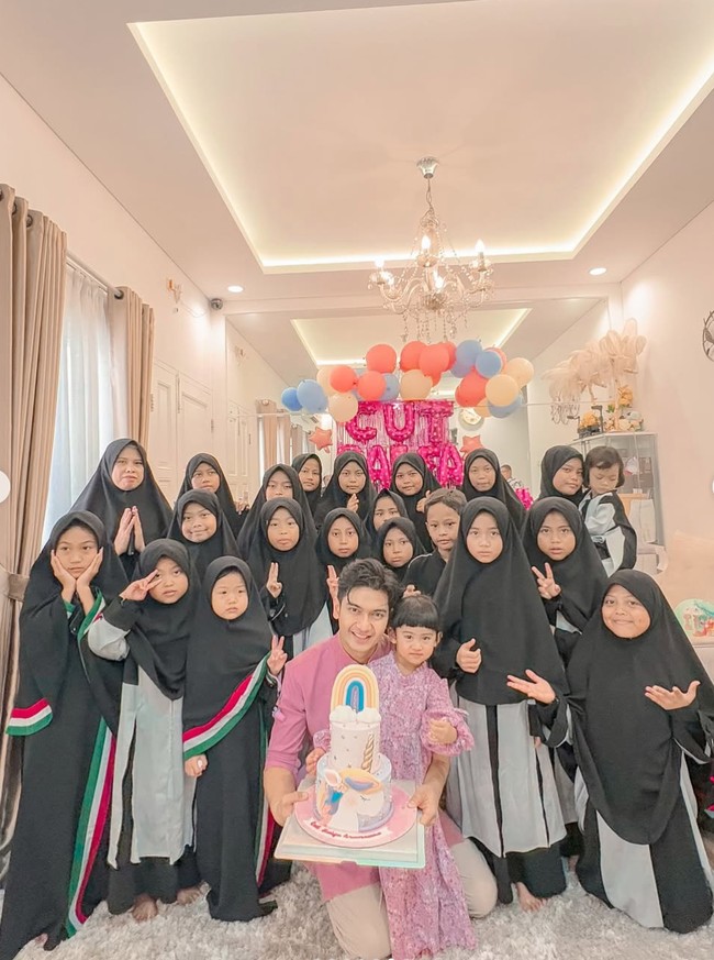 3 tahun jadi Papa dari gadis kecil paling lucu ini dan selalu jadi alasan Papa bersyukur setiap pagi. Cut Raifa Aramoana, hari terindah papa adalah hari dimana papa bisa menghabiskan waktu dengan moana, terima kasih ya udah selalu buat papa bahagia dan semangat!! Selamat ulang tahun, sayang. Tetap ceria, tumbuh sehat, bahagia, jadi gadis kecil yang penuh cinta ya, dan Insya Allah selalu jadi penyejuk hati kedua orgtua ya nak. Doa terbaik dari Papa selalu buat Moana. Papa sayang moana si sholeha lebih dari apapun, tulis Ryan dalam keterangan unggahannya. Foto: Instagram/@teukuryantr/@riaricis1795