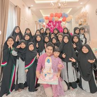 3 tahun jadi Papa dari gadis kecil paling lucu ini dan selalu jadi alasan Papa bersyukur setiap pagi. Cut Raifa Aramoana, hari terindah papa adalah hari dimana papa bisa menghabiskan waktu dengan moana, terima kasih ya udah selalu buat papa bahagia dan semangat!! Selamat ulang tahun, sayang. Tetap ceria, tumbuh sehat, bahagia, jadi gadis kecil yang penuh cinta ya, dan Insya Allah selalu jadi penyejuk hati kedua orgtua ya nak. Doa terbaik dari Papa selalu buat Moana. Papa sayang moana si sholeha lebih dari apapun, tulis Ryan dalam keterangan unggahannya. Foto: Instagram/@teukuryantr/@riaricis1795