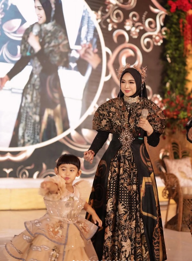 Berbeda jauh dengan mantan suaminya, Ria Ricis justru memilih perayaan mewah untuk ulang tahun anaknya. Kabarnya perayaan ultah yang digelar Ricis bahkan sampai menghabiskan Rp 1 miliar. Foto: Instagram/@teukuryantr/@riaricis1795