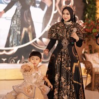 Berbeda jauh dengan mantan suaminya, Ria Ricis justru memilih perayaan mewah untuk ulang tahun anaknya. Kabarnya perayaan ultah yang digelar Ricis bahkan sampai menghabiskan Rp 1 miliar. Foto: Instagram/@teukuryantr/@riaricis1795