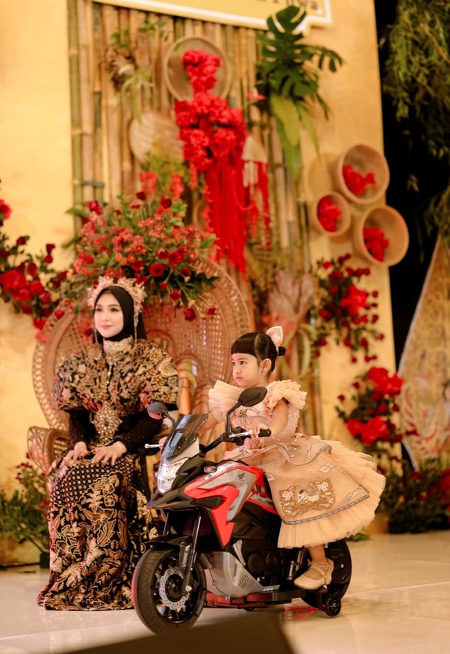 Bikin perayaan super mewah, pesta ulang tahun Moana sampai disebut-sebut bak pesta pernikahan. Acara tersebut sekaligus untuk merayakan ulang tahun ke-30 Ricis yang jatuh pada 1 Juli. Foto: Instagram/@teukuryantr/@riaricis1795