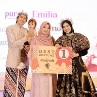 Tak hanya diramaikan oleh para tamu artis, perayaan ulang tahun tersebut kian meriah karena Ricis juga membagikan beragam hadiah menarik, salah satunya perjalanan umroh bagi tamu undangan yang memenangkan kategori best costume. Foto: Instagram/@teukuryantr/@riaricis1795