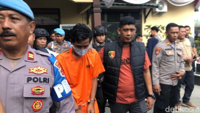 WA saat di Polsek Sungai Kunjang, Samarinda.