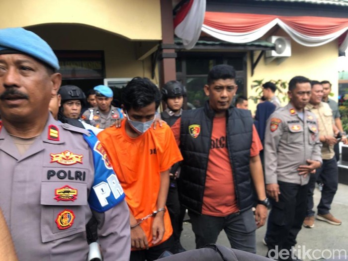 WA saat di Polsek Sungai Kunjang, Samarinda.