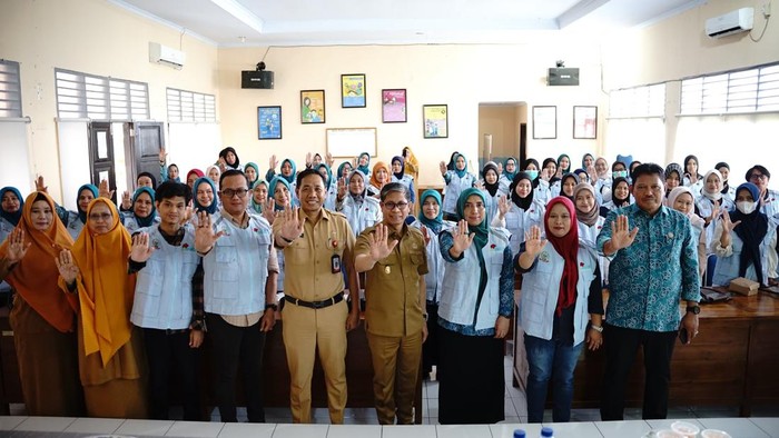 Wabup Soppeng Selle Ks Dalle dan Plt Kadis Kesehatan Soppeng M Evinuddin berfoto bersama Tim Aksi Stop Stunting.