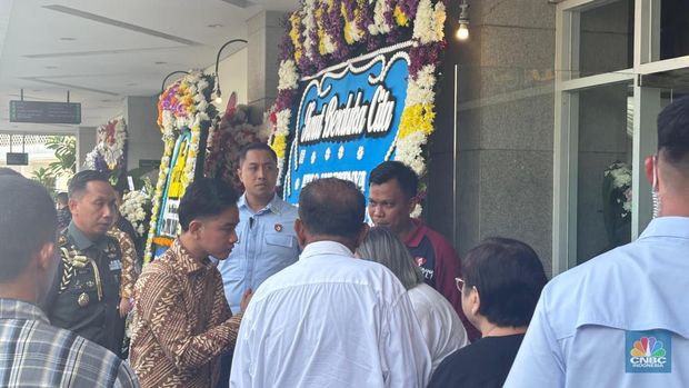 Wakil Presiden Gibran Rakabuming tiba di Rumah Duka Sentosa tempat mantan Menteri Koordinator Bidang Perekonomian, Kwik Kian Gie disemayamkan, RSPAD Gatot Subroto, Jakarta Pusat, Selasa (29/7/2025). (CNBC Indonesia/Zahwa)