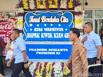 Video: Momen Gibran Melayat ke Rumah Duka Kwik Kian Gie