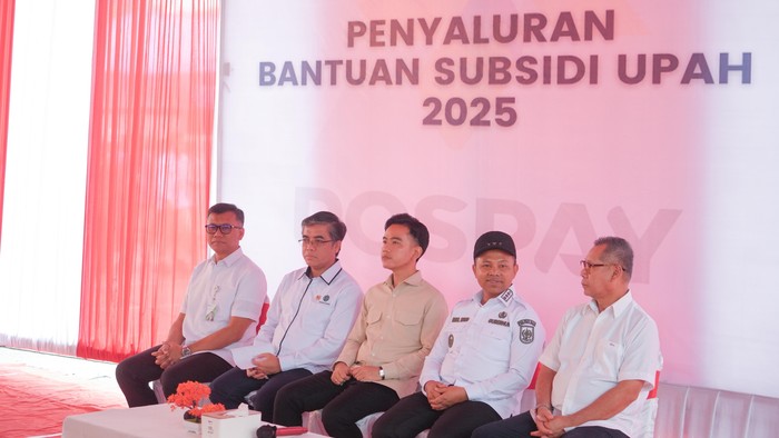 Wakil Presiden Republik Indonesia bersama Menteri Ketenagakerjaan, Direktur Utama BPJS Ketenagakerjaan, dan Plt. Direktur Utama PT Pos Indonesia kembali meninjau secara langsung pelaksanaan penyaluran BSU.