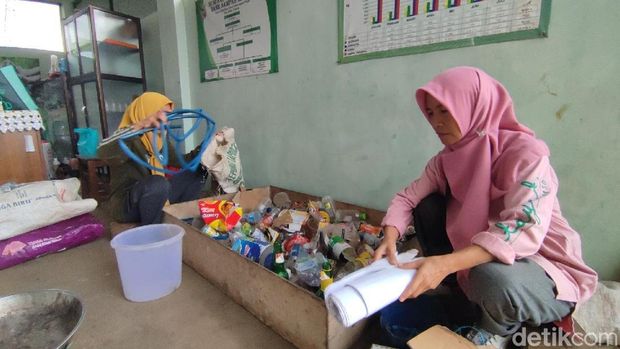 Warga dan pengelola Bank Sampah Kartini Ciamis sedang memilah sampah.
