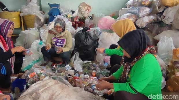 Warga dan pengelola Bank Sampah Kartini Ciamis sedang memilah sampah.