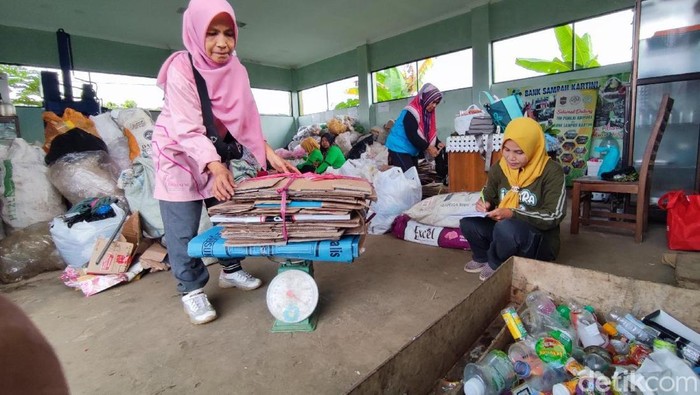 Warga dan pengelola Bank Sampah Kartini Ciamis sedang memilah sampah.
