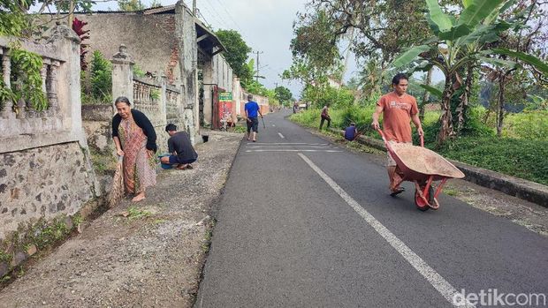 Warga Desa Imbanagara Raya Ciamis melakukan gerakan Jumsih atau Jumat Bersih di lingkungannya, tradisi ini rutin dilakukan sejak dulu.