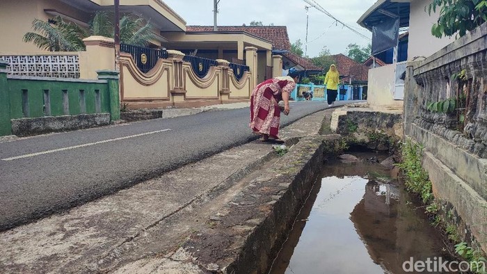 Warga Desa Imbanagara Raya Ciamis melakukan gerakan Jumsih atau Jumat Bersih di lingkungannya, tradisi ini rutin dilakukan sejak dulu.