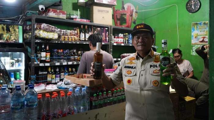 Warung kelontong yang menjual minuman keras (miras) secara online dirazia Satpol PP di Jl Raya Cinangneng, Ciampea, Kabupaten Bogor. (Dok istimewa).