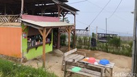 Area depan warung yang lokasinya dekat dengan Tower BTS.