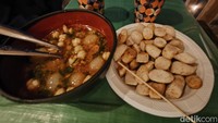 Sajian kopi kemasan dan makanan di Warung Tower Kuningan.