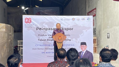 Gubernur Bali Wayan Koster saat sambutan pelepasan ekspor vanila, kayu manis, madu ke Hongkong bersama Menteri Perdagangan Budi Santoso di Denpasar, Selasa (29/7/2025).