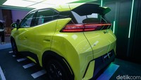 Tampak samping dan belakang BYD Atto 1. Disitat dari CNBC Indonesia, sejumlah pedagang mobil bekas di WTC Mangga Dua, Jakarta Utara, mulai resah dengan kemunculan BYD Atto 1 di Tanah Air. Menurut mereka, harga produk itu sudah mepet-mepet kendaraan bekas.