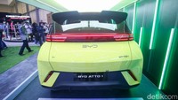 Geser ke belakang, Atto 1 dilengkapi LED high mounted, brake light, electric unlock tailgate, rear window defogger, rear fog lamp, dan one piece LED tail lights. Kaca spion Atto 1 juga dilengkapi electric adjustable & heated outer mirror.