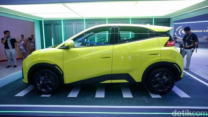 Wujud BYD Atto 1, Mobil Listrik Murah yang Bikin Pasar Mobil Bekas Resah BYD Atto 1 resmi diluncurkan di GIIAS 2025 dengan harga mulai Rp195 juta. Mobil listrik murah ini langsung bikin pasar mobil bekas ketar-ketir.