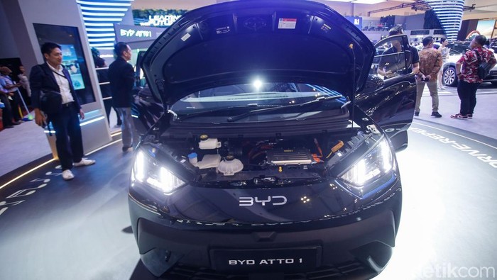 Wujud BYD Atto 1, Mobil Listrik Murah yang Bikin Pasar Mobil Bekas Resah BYD Atto 1 resmi diluncurkan di GIIAS 2025 dengan harga mulai Rp195 juta. Mobil listrik murah ini langsung bikin pasar mobil bekas ketar-ketir.