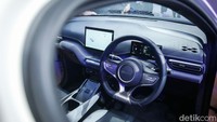 Beralih ke interior, mobil ini mengusung nuansa grey black interior color with soft touch material. Setirnya sudah teleskopik dan tilt. Kabinnya lega, mirip-mirip dengan model Dolphin. Joknya menggunakan material leather, bentuk jok mengikuti kontur bodi, sporty look, dan sporty design. Juga ada 6-way electric driver seat, sambung Bobby.