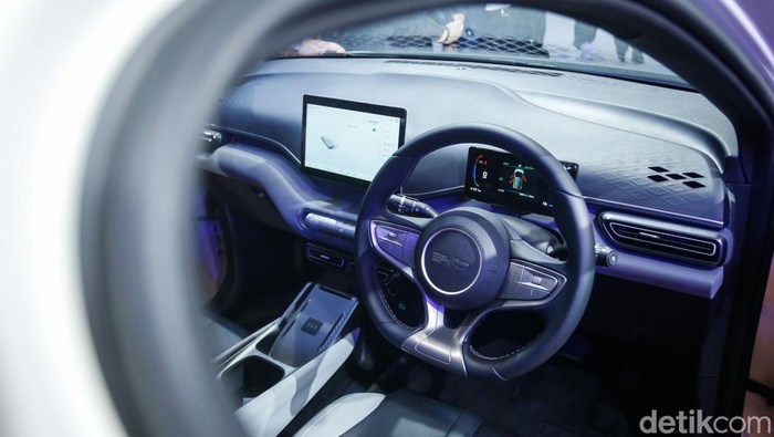 Wujud BYD Atto 1, Mobil Listrik Murah yang Bikin Pasar Mobil Bekas Resah BYD Atto 1 resmi diluncurkan di GIIAS 2025 dengan harga mulai Rp195 juta. Mobil listrik murah ini langsung bikin pasar mobil bekas ketar-ketir.