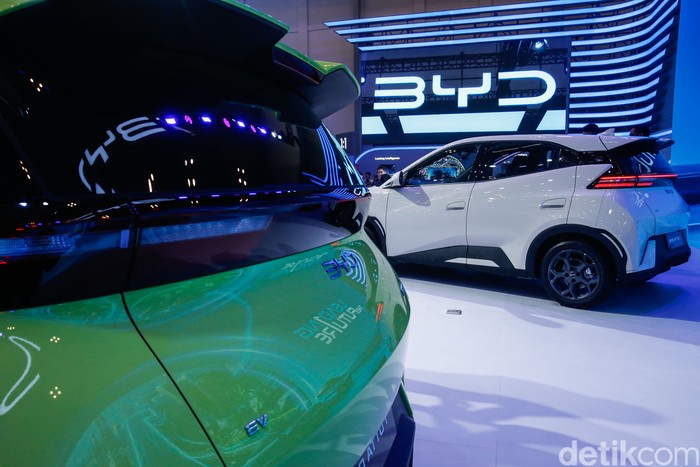 BYD Atto 1 resmi diluncurkan di GIIAS 2025 dengan harga mulai Rp195 juta. Mobil listrik murah ini langsung bikin pasar mobil bekas ketar-ketir.