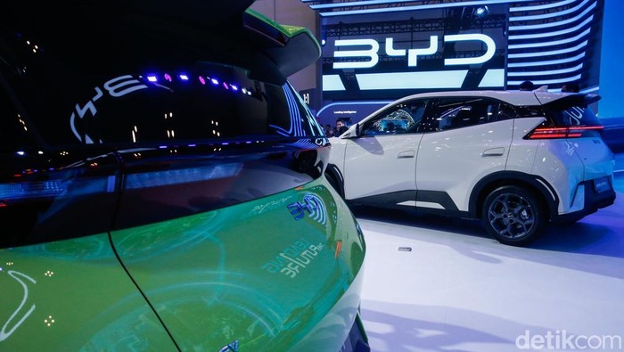BYD Atto 1 resmi diluncurkan di GIIAS 2025 dengan harga mulai Rp195 juta. Mobil listrik murah ini langsung bikin pasar mobil bekas ketar-ketir.