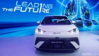 Mobil ini juga diklaim bisa menampung hingga lima penumpang, di mana jok baris kedua sudah dilengkapi tiga headrest. Selain itu juga ada fitur ISOFIX. Soal akomodasi, Atto 1 memiliki kapasitas bagasi 230 liter dan kapasitas maksimal 930 liter jika kursi belakang direbahkan.