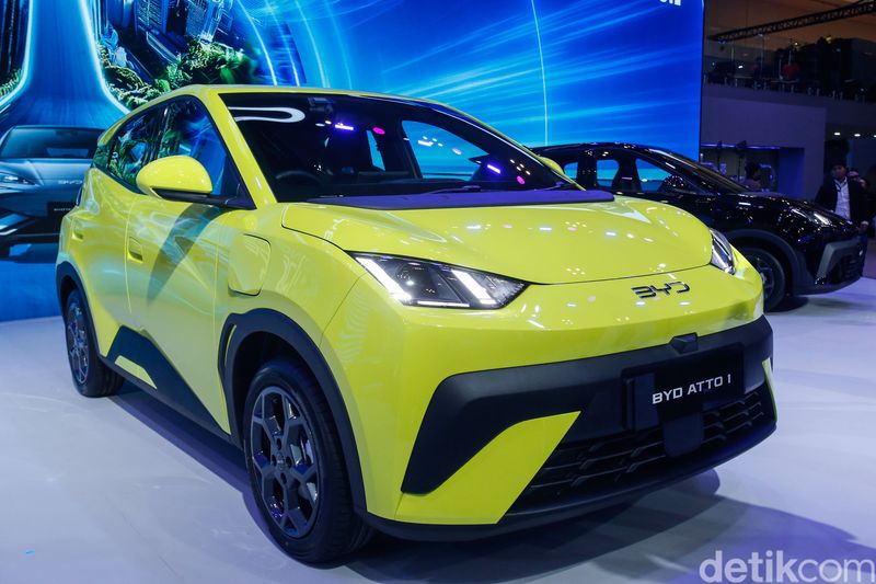 BYD Atto 1 resmi diluncurkan di GIIAS 2025 dengan harga mulai Rp195 juta. Mobil listrik murah ini langsung bikin pasar mobil bekas ketar-ketir.
