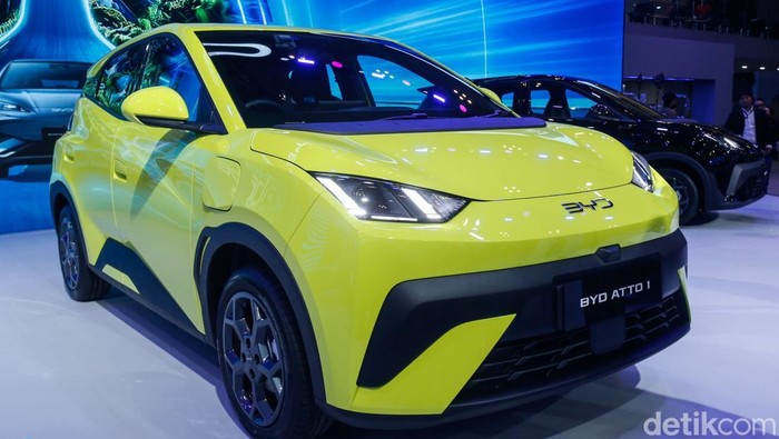 Wujud BYD Atto 1, Mobil Listrik Murah yang Bikin Pasar Mobil Bekas Resah BYD Atto 1 resmi diluncurkan di GIIAS 2025 dengan harga mulai Rp195 juta. Mobil listrik murah ini langsung bikin pasar mobil bekas ketar-ketir.