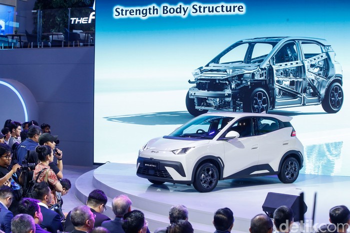 BYD Atto 1 resmi diluncurkan di GIIAS 2025 dengan harga mulai Rp195 juta. Mobil listrik murah ini langsung bikin pasar mobil bekas ketar-ketir.