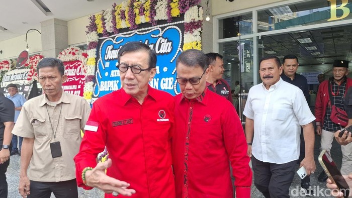 Yasonna Laoly hingga Ahmad Basarah melayat Kwik Kian Gie di Rumah Duka RSPAD