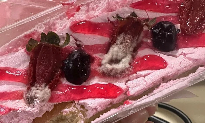 Seorang ibu rumah tangga di Singapura, mengalami pengalaman tidak menyenangkan setelah menemukan tiramisu stroberi berjamur di dalam pesanan kuenya seharga SGD 109 (Rp 1,4 juta).
