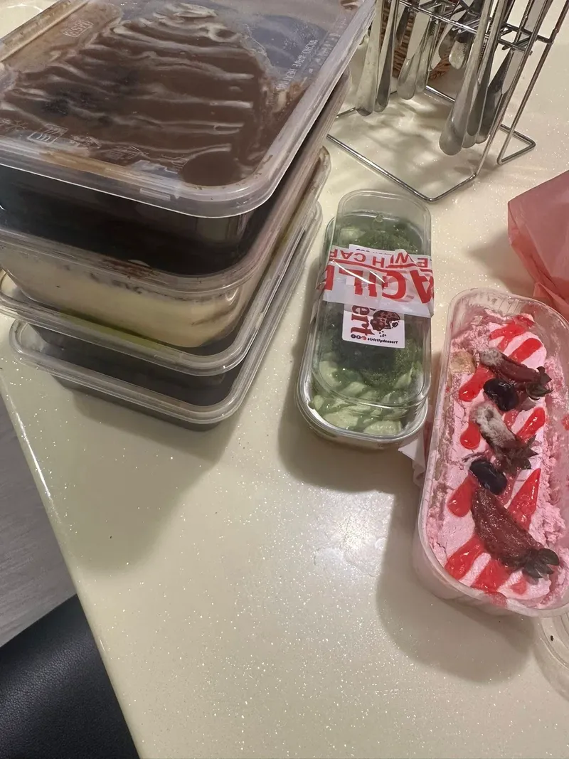 Seorang ibu rumah tangga di Singapura, mengalami pengalaman tidak menyenangkan setelah menemukan tiramisu stroberi berjamur di dalam pesanan kuenya seharga SGD 109 (Rp 1,4 juta).