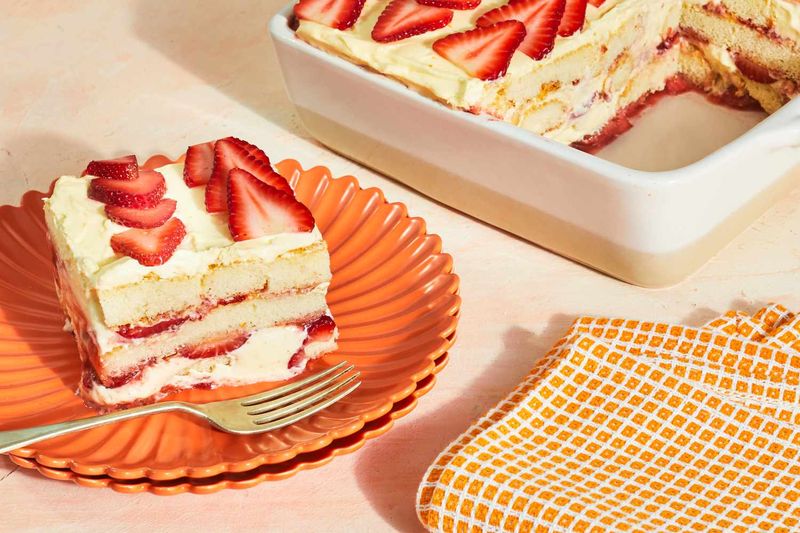 Seorang ibu rumah tangga di Singapura, mengalami pengalaman tidak menyenangkan setelah menemukan tiramisu stroberi berjamur di dalam pesanan kuenya seharga SGD 109 (Rp 1,4 juta).