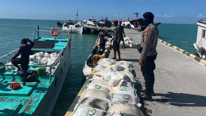 27 ton beras bantuan bulog dipindahkan dari KLM Sepudi Indah yang kandas.