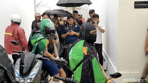 Adegan rekonstruksi tersangka Coskun, dan Tupou mengenakan jakey ojol dan rompi antipeluru, Rabu (30/7/2025).