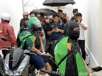 Dua Eksekutor WN Australia Rekonstruksi Pakai Jaket Ojol dan Rompi Antipeluru