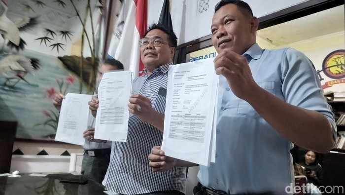 Advokat Sumardhan menunjukkan bukti AHU yang berbeda dalam sebulan