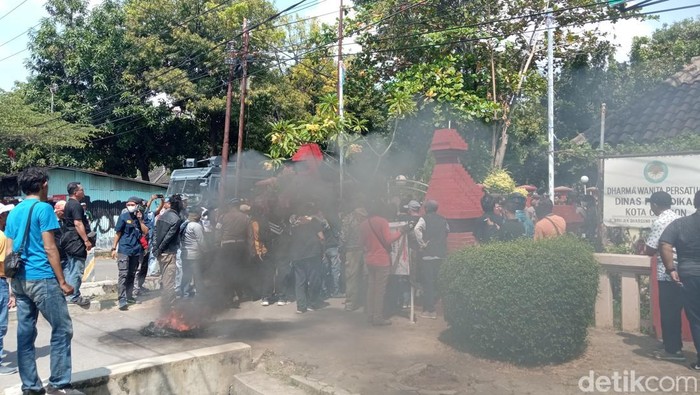 Massa mengeruduk kantor disdik Kota Cirebon berkaitan dengan protes harga seragam.