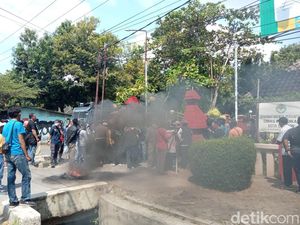 Disdik Cirebon Didemo karena Pungutan Seragam Sekolah Capai Jutaan Rupiah