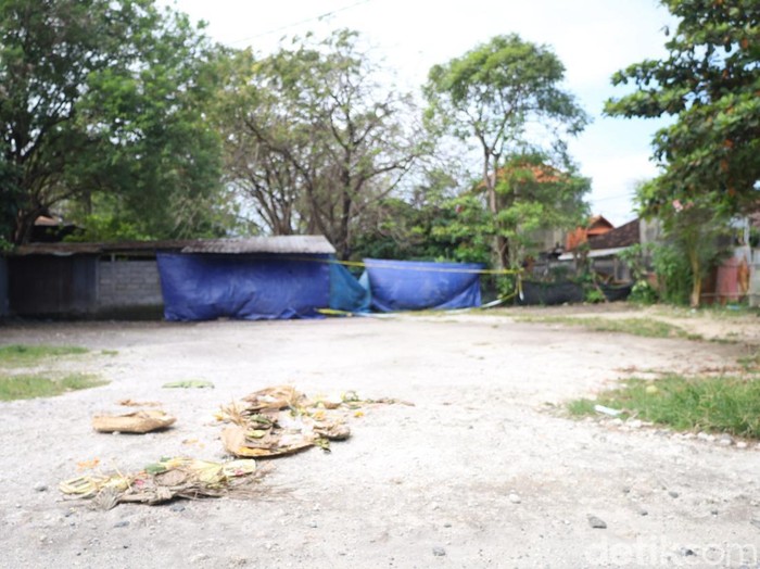 Suasana di luar arena tajen di Banjar Abian Tubuh, Kesiman, Denpasar Timur, Selasa (29/7/2025).