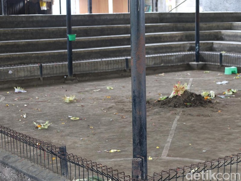 Suasana sepi di arena tajen berdarah di Banjar Abian Tubuh, Kesiman, Denpasar Timur, Selasa (29/7/2025).
