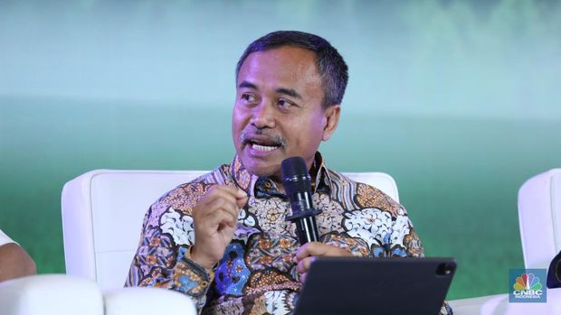 Asisten Daerah Perekonomian dan Pembangunan Provinsi Jawa Barat, Sumasna saat menyampaikan paparan dalam acara Merdeka Polusi di 25Hours Hotel, Jakarta, Rabu (30/7/2025). (CNBC Indonesia/Tri Susilo)