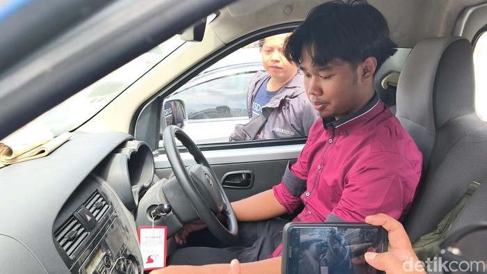 Penggugat perkara nomor 96/pdt.g/2025/PN Skt, Aufaa Luqmana Re A, saat berfoto dengan mobil Esemka jenis Bima, Rabu (30/7/2025).