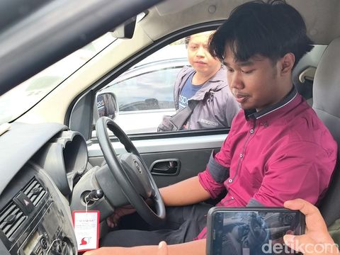 Penggugat perkara nomor 96/pdt.g/2025/PN Skt, Aufaa Luqmana Re A, saat berfoto dengan mobil Esemka jenis Bima, Rabu (30/7/2025).